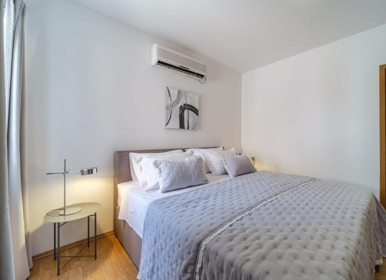Villa Tm With Private Heated Pool, Poolhouse & Private Garage Милна Экстерьер фото