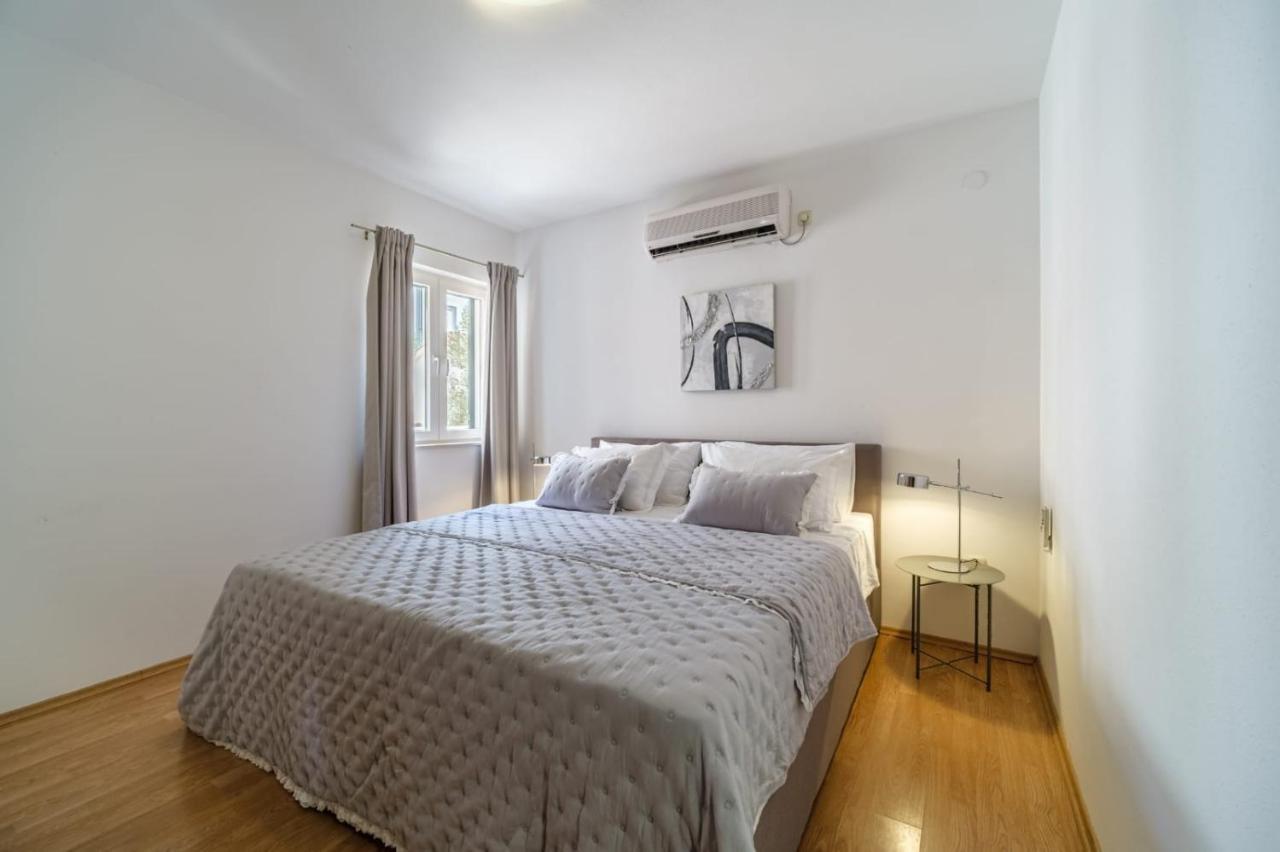 Villa Tm With Private Heated Pool, Poolhouse & Private Garage Милна Экстерьер фото