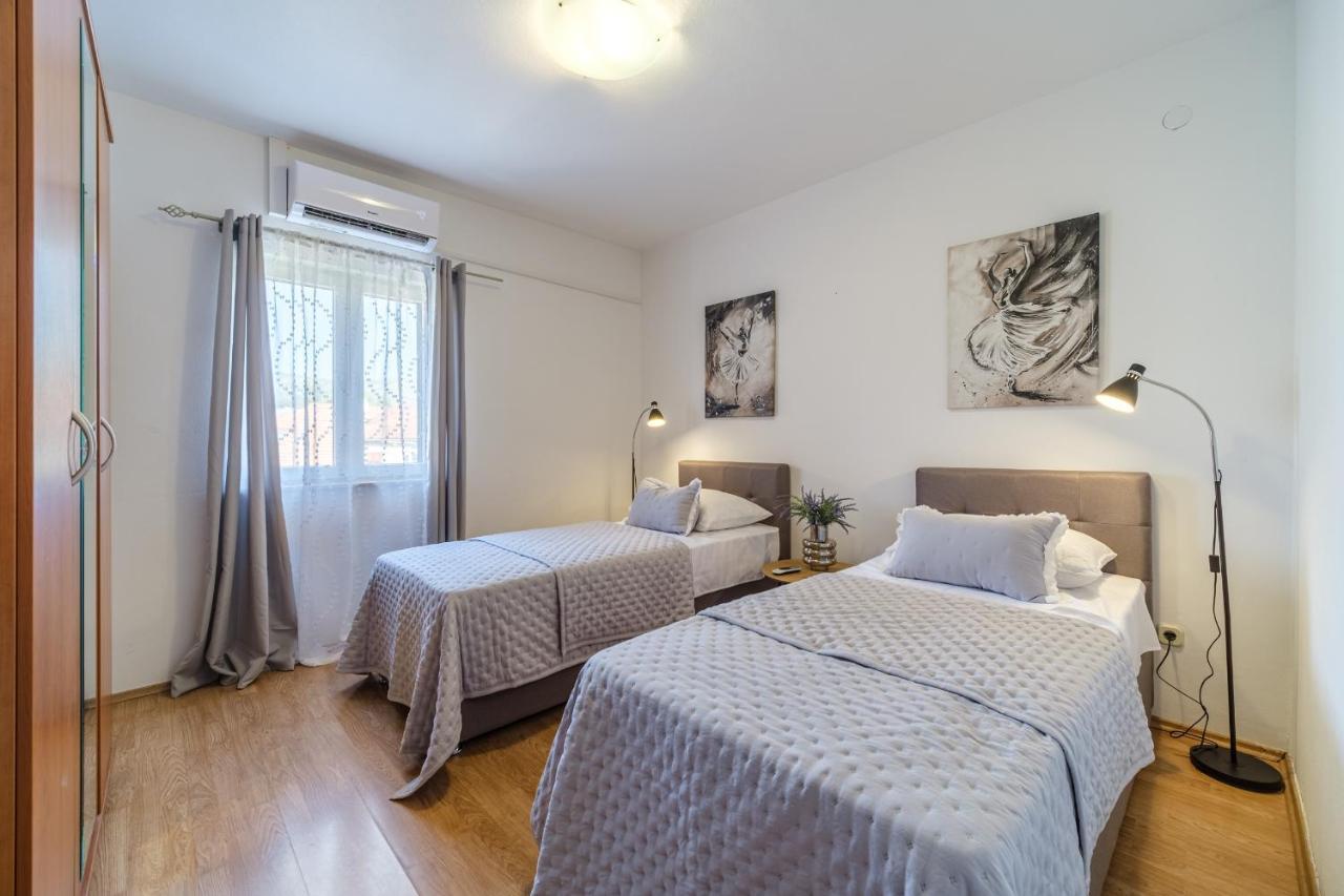 Villa Tm With Private Heated Pool, Poolhouse & Private Garage Милна Экстерьер фото