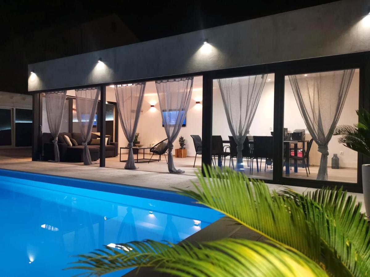 Villa Tm With Private Heated Pool, Poolhouse & Private Garage Милна Экстерьер фото
