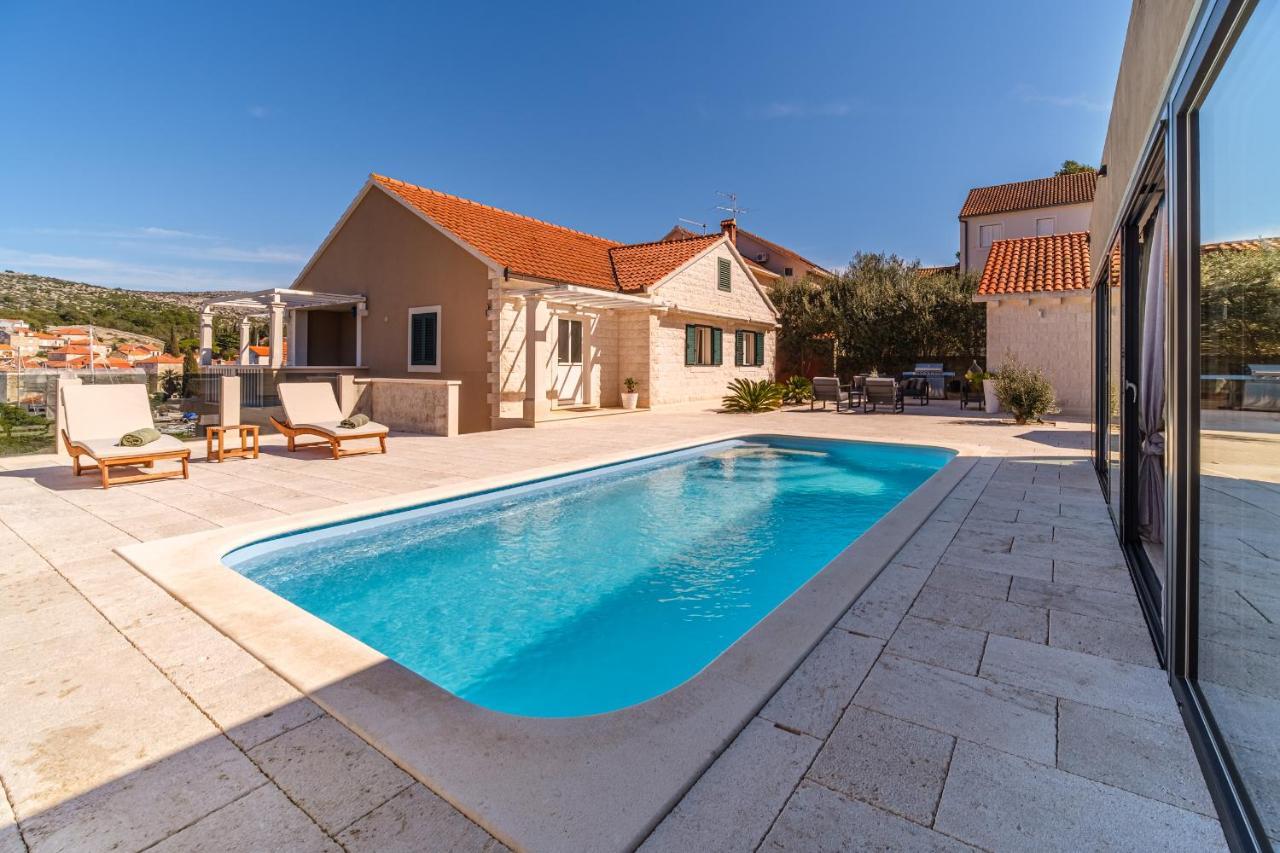 Villa Tm With Private Heated Pool, Poolhouse & Private Garage Милна Экстерьер фото