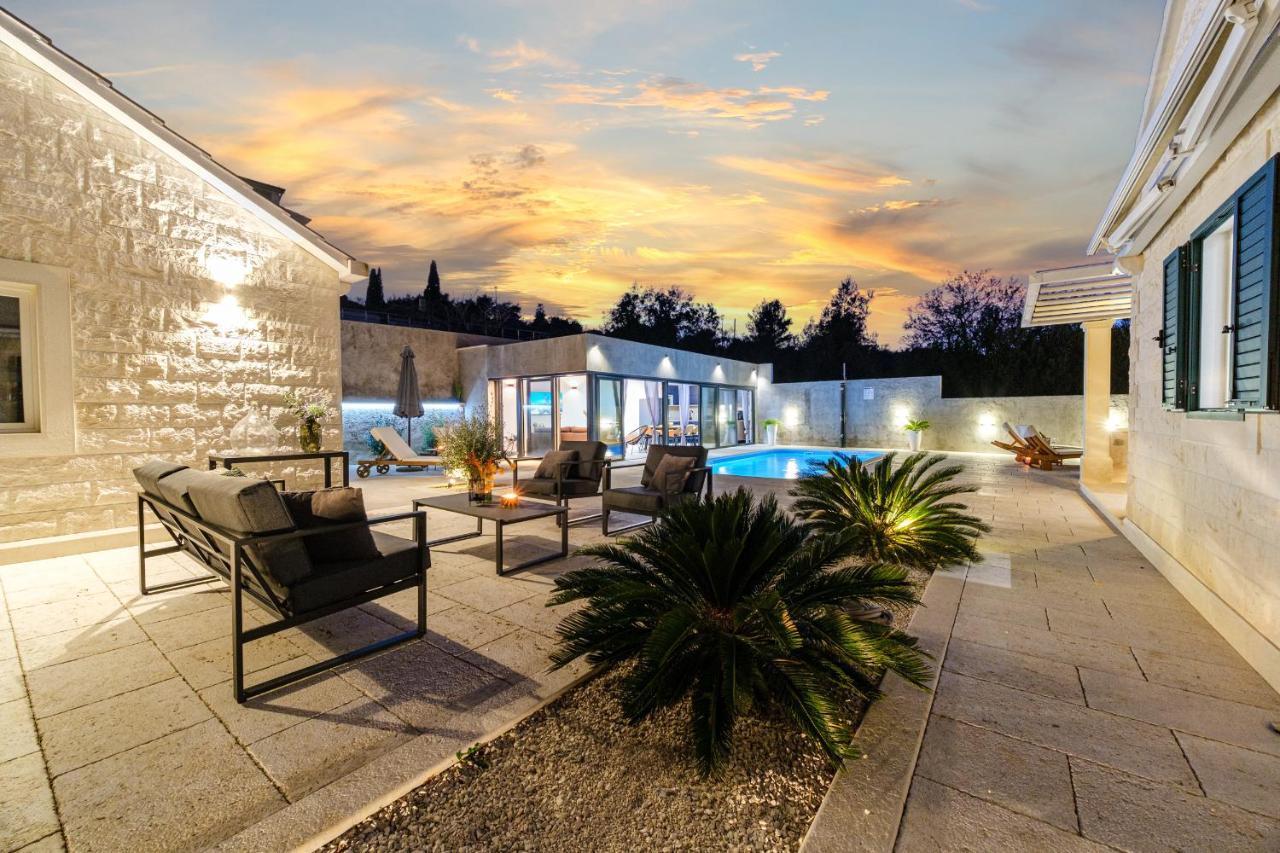 Villa Tm With Private Heated Pool, Poolhouse & Private Garage Милна Экстерьер фото