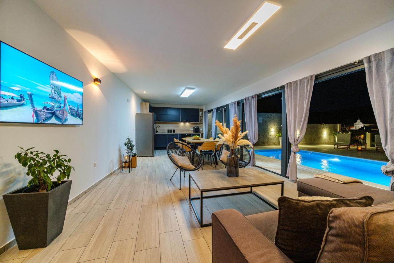Villa Tm With Private Heated Pool, Poolhouse & Private Garage Милна Экстерьер фото