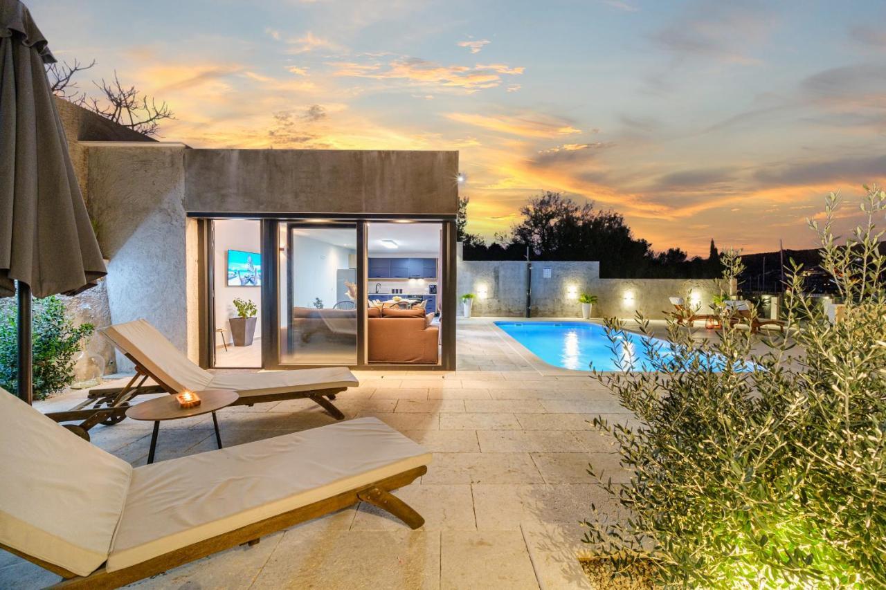 Villa Tm With Private Heated Pool, Poolhouse & Private Garage Милна Экстерьер фото