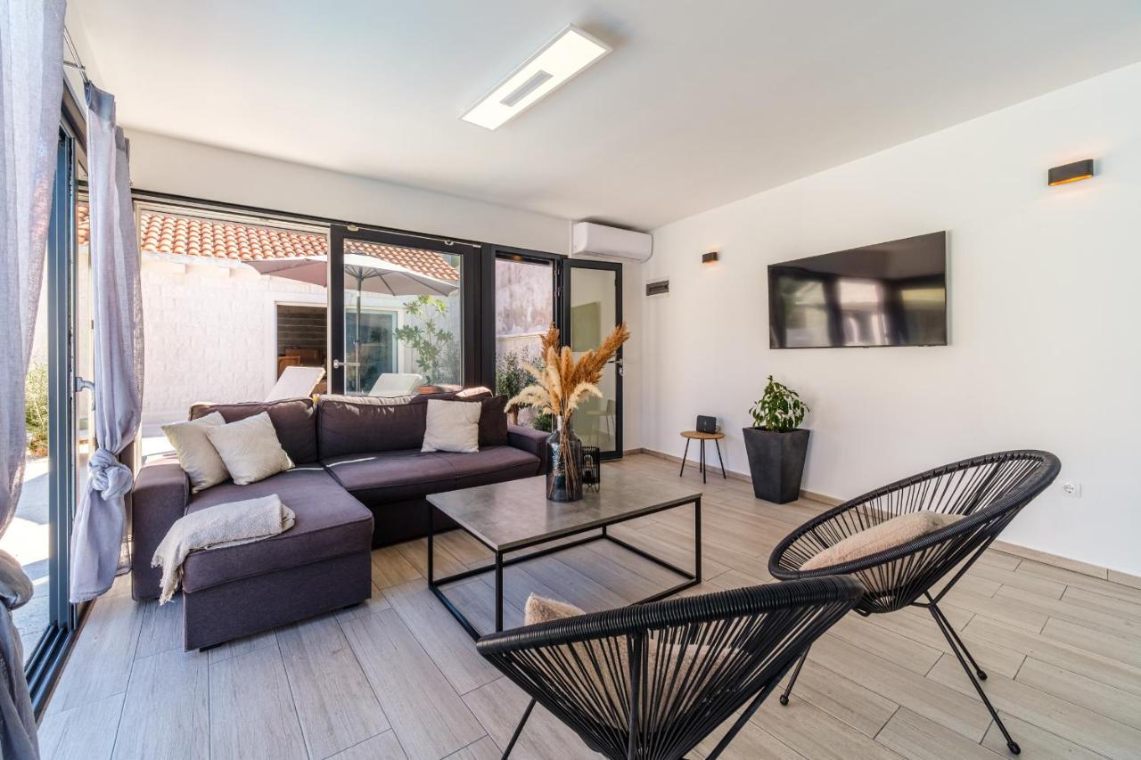Villa Tm With Private Heated Pool, Poolhouse & Private Garage Милна Экстерьер фото