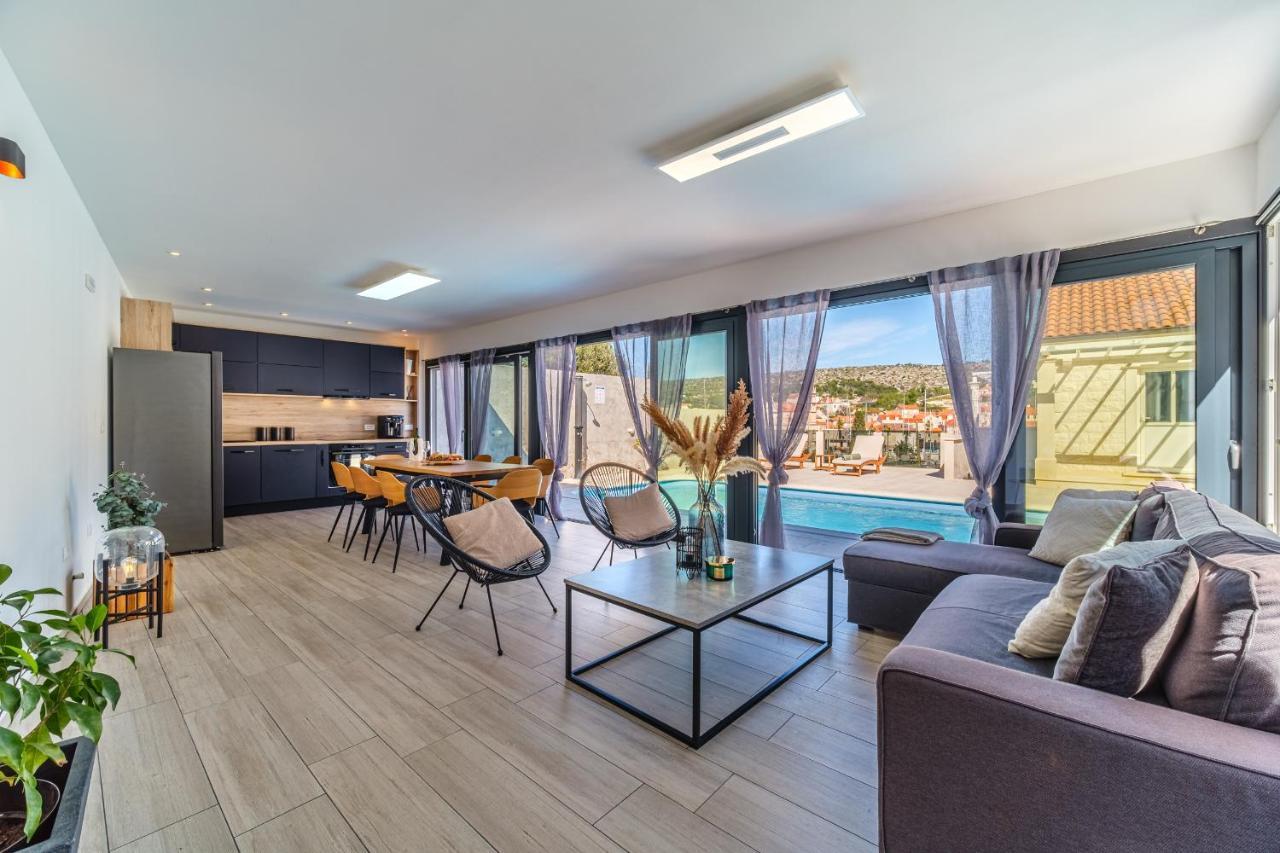 Villa Tm With Private Heated Pool, Poolhouse & Private Garage Милна Экстерьер фото